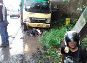 Truk VS Motor,  Motor Rusak Parah Pengendara Selamat