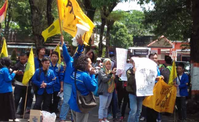 PMII Demo, Desak DPRD Mojokerto Tegas Tutup PT BNM