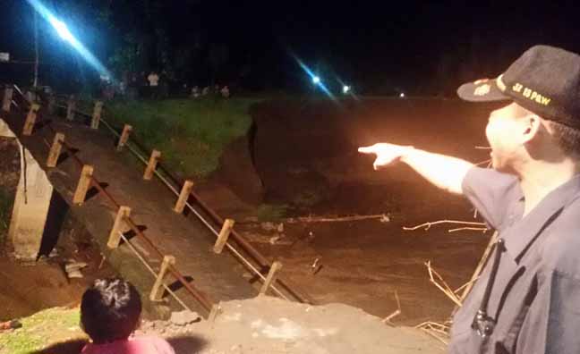 Astaga, Diterjang Banjir Jembatan Gondangmanis Ambruk