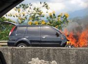 Sebuah Nissan X-Trail Ludes Terbakar Di KM 107 Tol Cipularang