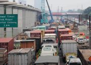 Crane Roboh Di Km 15, Kemacetan Tol Cikampek Meluas