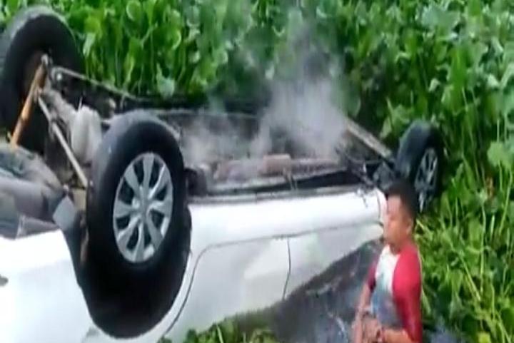 Mobil avanza nyebur diparit yang dipenuhi ecenggondik di Pati Jateng