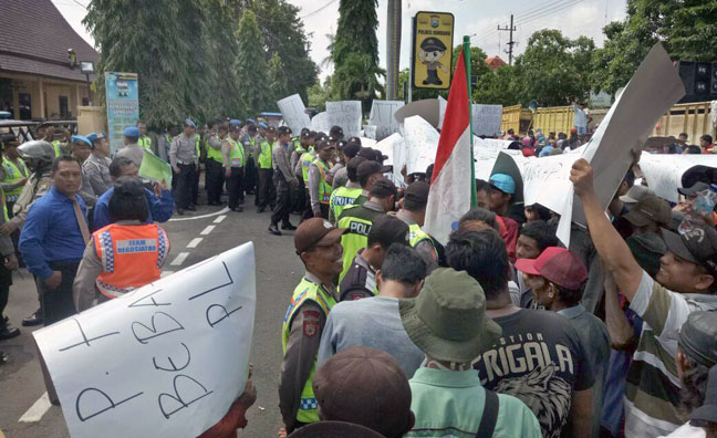 Ratusan Masa Demo Polres Jombang, Tuntut Polisi Bebaskan Kades