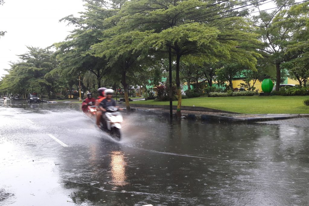 Diguyur Hujan 20 Menit, Ini Penampakan Jalan Depan Stadion Merdeka Jombang