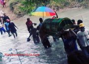 Tak Ada Jembatan, Heboh Jenazah ‘Nyebrang Sungai’ Menuju Kuburan