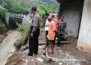 Diguyur Hujan, Plengsengan Sungai Setinggi 10 Meter Ambrol