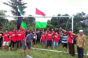 Warga Tejo Gotong-Royong Perbaiki Lapangan Sepak Bola