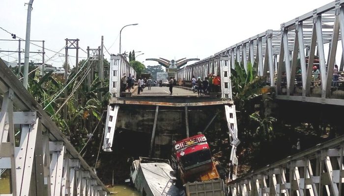 Jembatan Widang Penghubung Tuban-Lamongan Ambrol, Dua Orang Tewas
