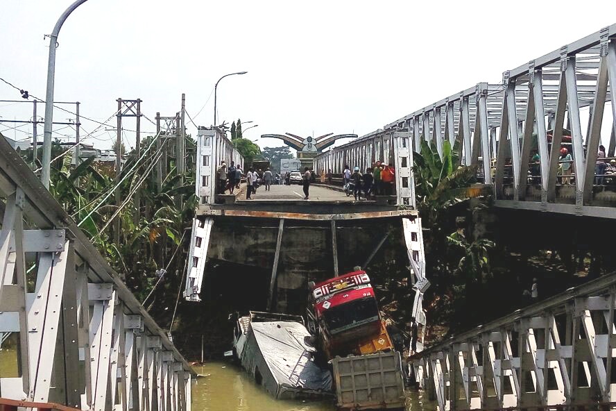 Jembatan Widang Penghubung Tuban-Lamongan Ambrol, Dua Orang Tewas