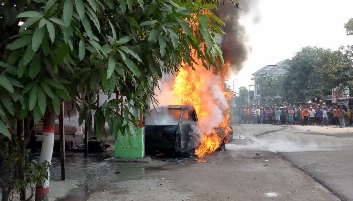 Mobil Pikap Pengangkut BBM Di Ngawi Ludes Terbakar