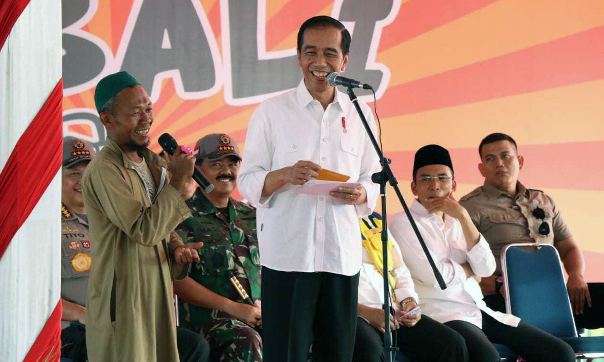 Presiden Jokowi Serahkan Bantuan Untuk Korban Gempa Lombok