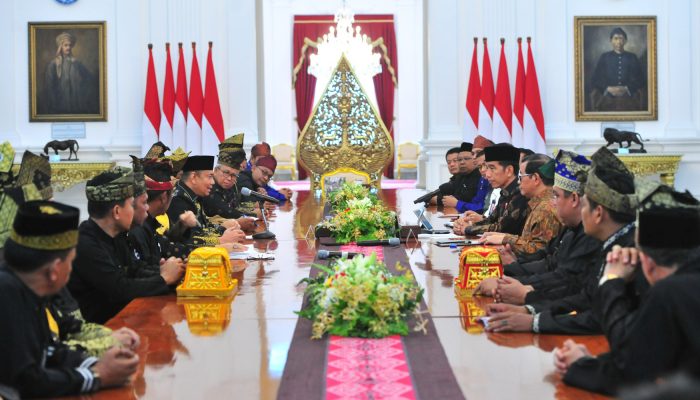 LAM Riau Beri Gelar Adat Datuk Sri Setia Amanah Negara Kepada Presiden Jokowi