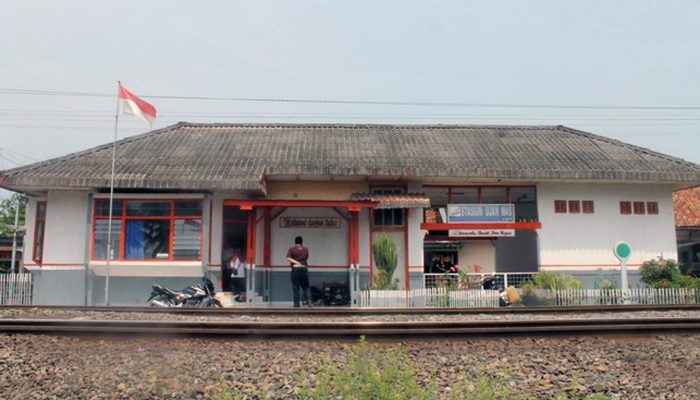 Curi Bantalan Rel Kereta Api, Kasatker PT KAI Ujan Mas Dan Buruh Harian Dibekuk Polisi