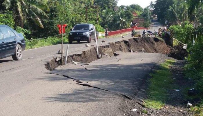Jalan Nasional Penghubung Lahat-Empat Lawang Ambles