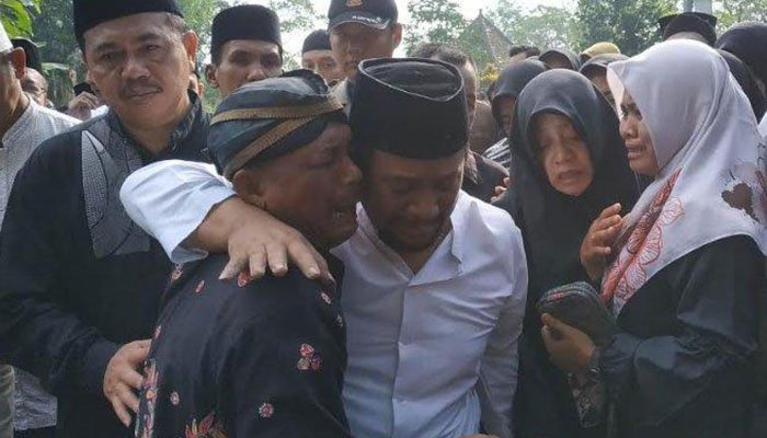 Isak Tangis Keluarga Sambut Jenazah Putra Sulung Bupati Mojokerto Nonaktif