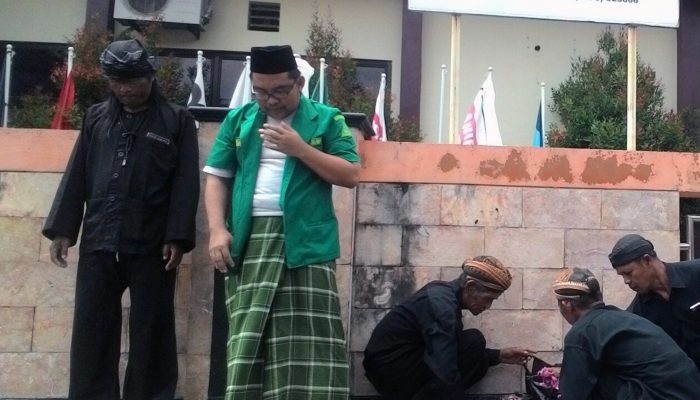 Ketahuan, Pendemo KPU Wonogiri Yang Pakai Seragam GP Ansor, Ternyata Gadungan ?