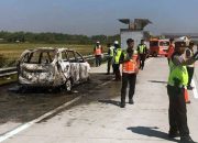 Toyota Avanza Berpenumpang 2 Orang Ludes Terbakar Di Tol Mojokerto-Jombang