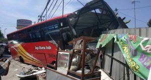 Bus Jaya Utama Indah Tabrak Bangunan Di Bojonegoro, Diduga Akibat Rem Blong