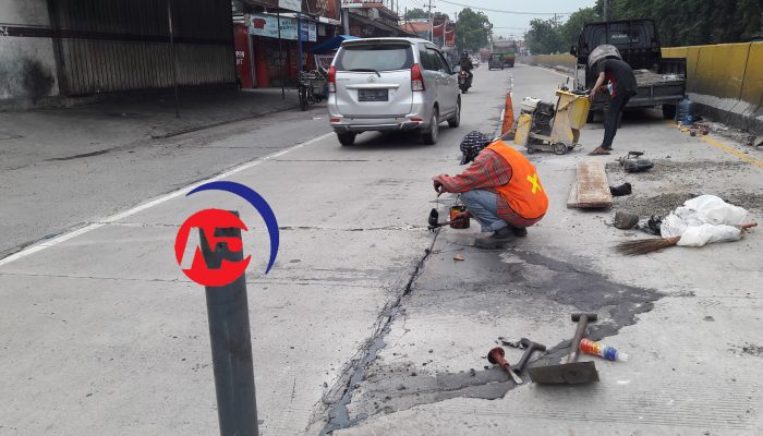 Proyek Jalan Rigid Beton BBPJN VIII Rp 46.428.280.000, Baru Dibangun Sudah Rusak Sekarang Hancur