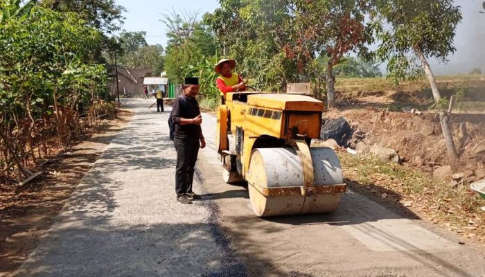Percepat Pembangunan Pemdes Brubuh, Bangun Jalan Lapen