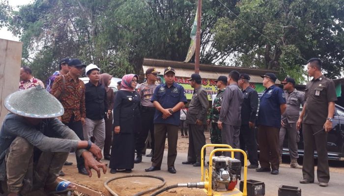 Bupati Hj Mundjidah Wahab, Meninjau Langsung Proyek Jalan Penggaron-Wonosalam