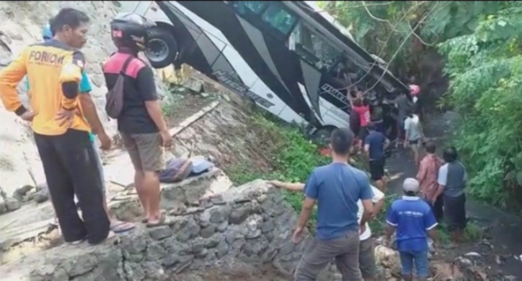 Bus Rombongan Guru TK Terjun Ke Jurang Di Blitar, 4 Orang Tewas