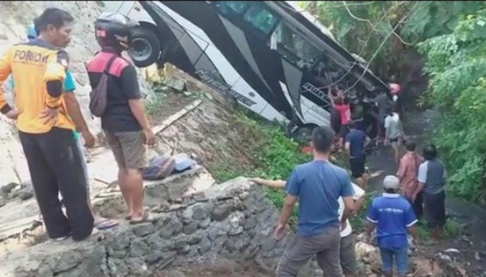 Bus Rombongan Guru TK Terjun Ke Jurang Di Blitar, 4 Orang Tewas