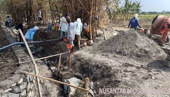 Warga Desa Kebonagung  Bangun Saluran Irigasi Melalui Program P3-TGAI