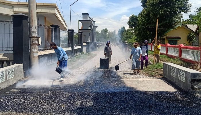 Tingkatkan Sarpras Desa, Pemdes Bongkot Bangun Jalan Dan TPT