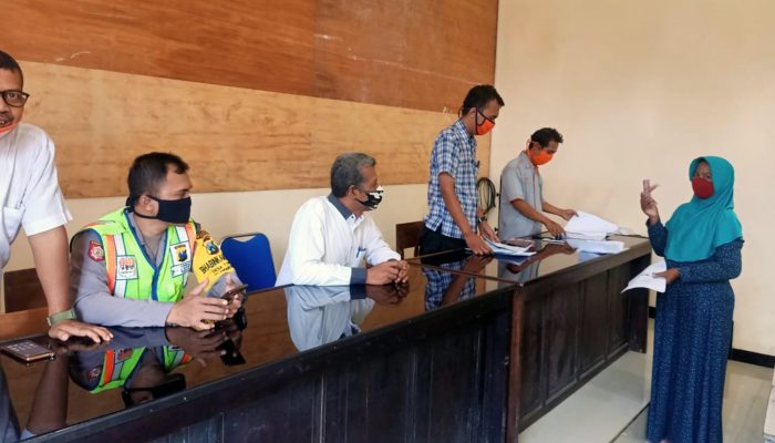 Pemdes Tinggar Salurkan Bansos Kepada Ratusan Warga Terdampak Covid-19