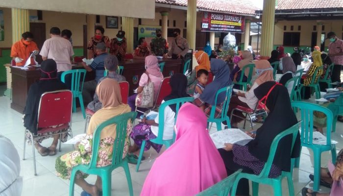 135 Warga Desa Alang-Alang Caruban Terima Bansos Tunai Dari Kemensos RI