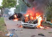 BLT Bawa Petaka, Massa Bentrok Dengan Polisi, Mobil Dinas Wakapolres Dibakar
