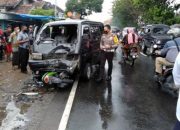 Mobil Perangkat Desa Hantam Pemotor Di Jombang, Satu Keluarga Terlukan