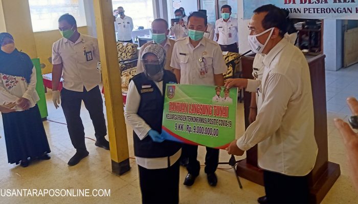 Bupati Jombang Serahkan Bansos Kepada Keluarga Terpapar Covid-19 Di Desa Keplaksari