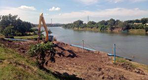 Proyek Pengerukan Bantaran Sungai Brantas Dilokasi Pipa Air Dan Pipa Limbah PT CJI Ploso Tak Transparan
