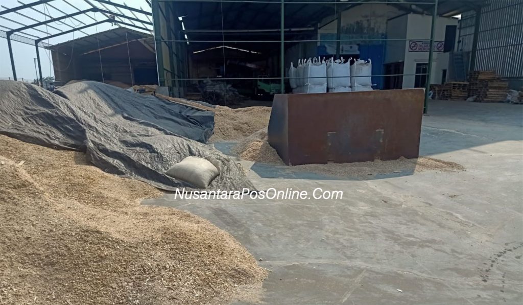 Limbah debu pabrik Wood Pellet PT Energi Biomassa Investama Dusun Kedungpring Desa Bareng Jombang Dikeluhkan Warga