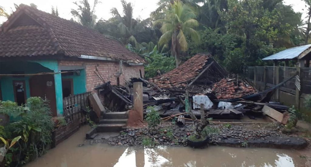 Sungai Meluap, 3 Rumah Roboh Dan 50 Rumah Di Muara Enim Terendam Banjir