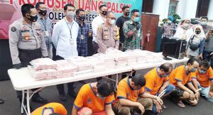 Polrestabes Surabaya Ringkus 6 Tersangka Sindikat Upal Senilai Rp16,262 Miliar