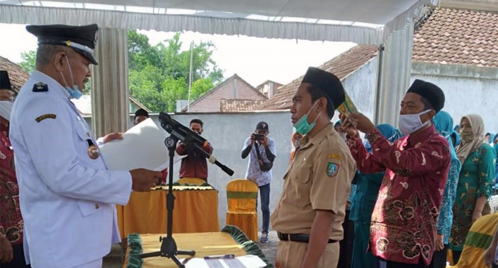 Untuk Meningkatkan Pelayanan, Kades Sebani Melantik Satu Orang Perangkat Desa