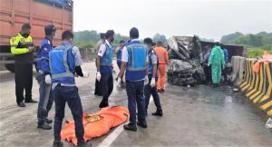 Isuzu Elf Terbakar Di Tol Madiun Usai Hantam Truk, 3 Orang Tewas