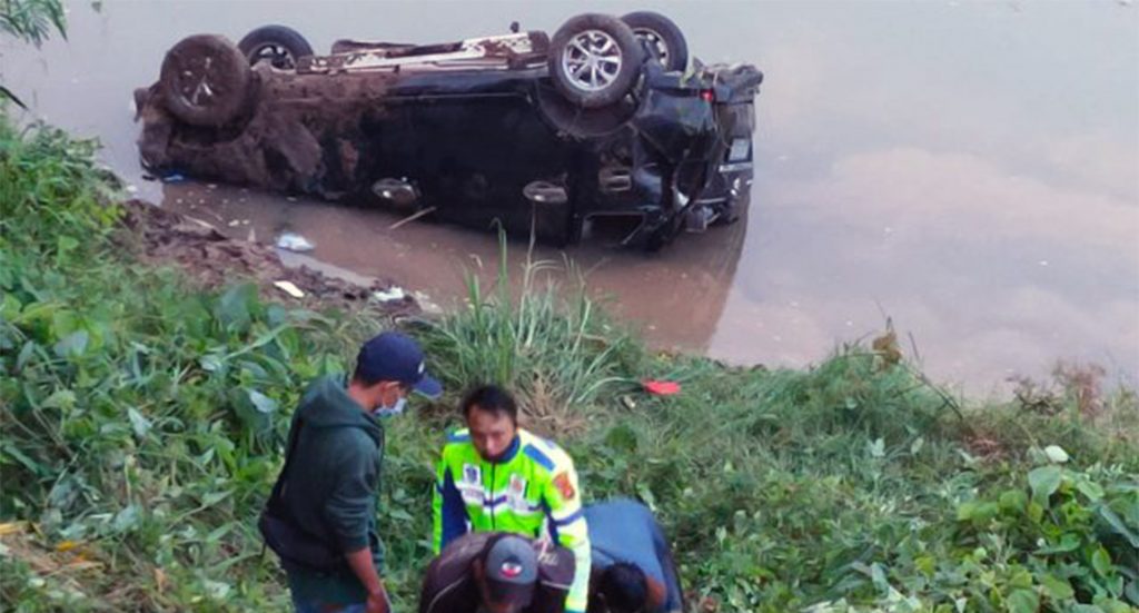Sopir Diduga Ngantuk, Avanza Terjun Ke Sungai Enim Sedalam 20 Meter
