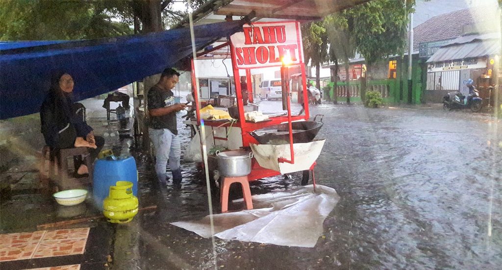 Cuman Diguyur Hujan 30 Menit, Jalanan Kota Santri Banjir