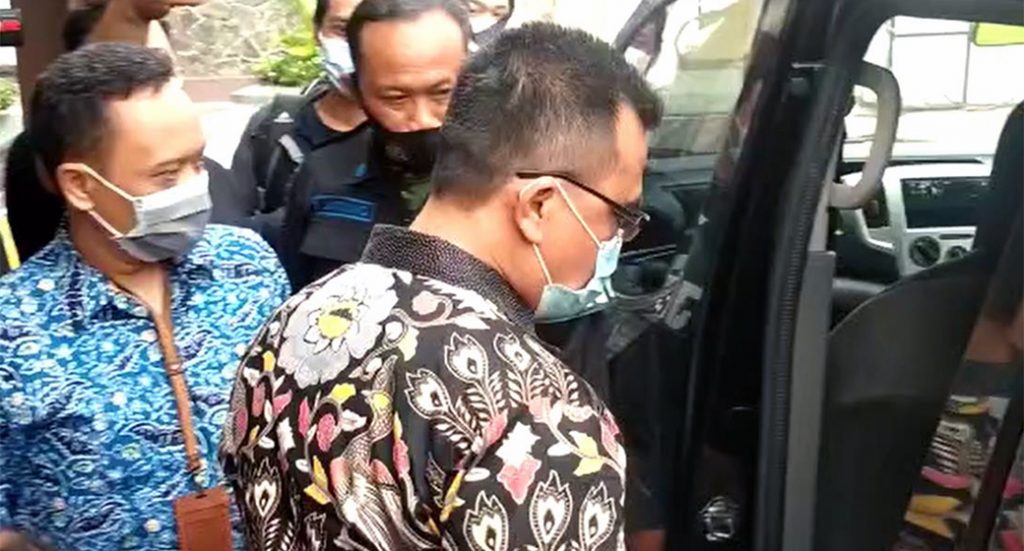 Kejari Tahan Mantan Ketua KONI Jombang Tanpa Borgol Dan Rompi Tahanan