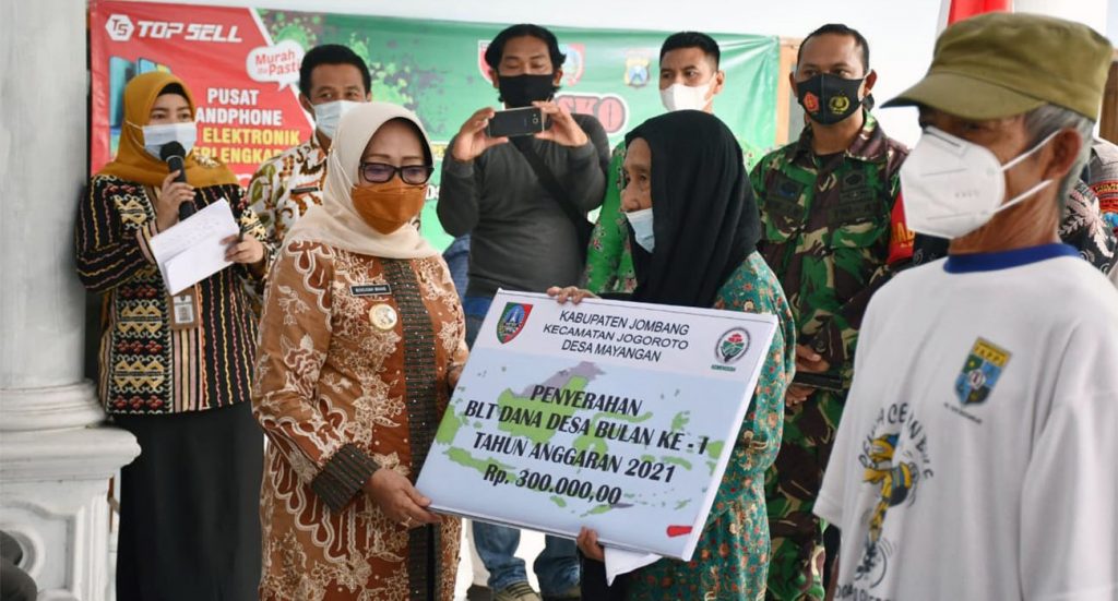 Bupati Jombang Serahkan BLT-DD Tahun 2021 Di Desa Mayangan