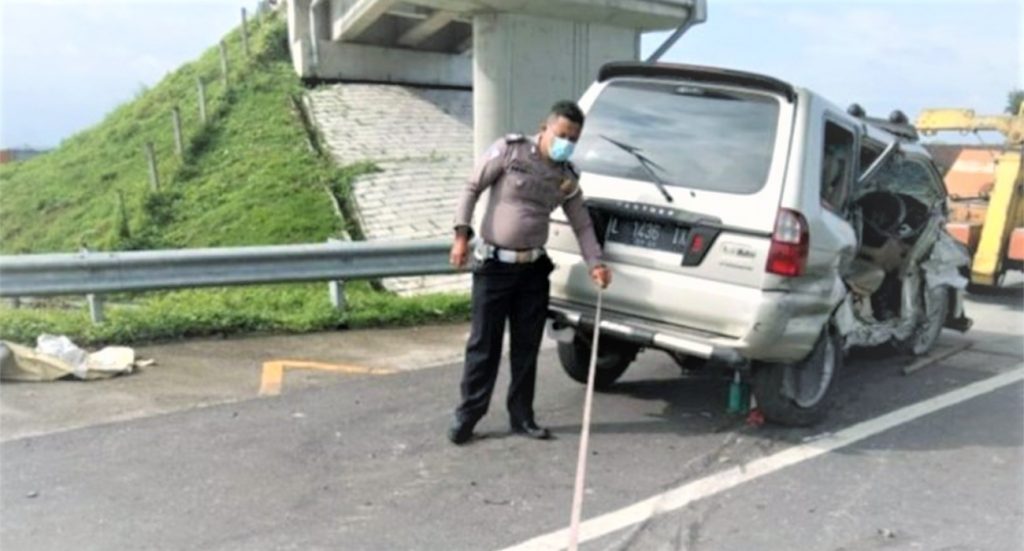 Pecah Ban, Warga Trenggalek Tewas Kecelakan Di Tol Jombang