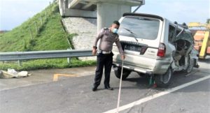 Pecah Ban, Warga Trenggalek Tewas Kecelakan Di Tol Jombang