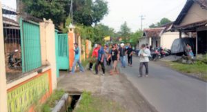 Kasus Kandang Bebek Bodong, Puluhan Pekerja PT SUR 3 Gruduk Rumah Kades Balongsari
