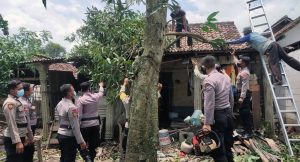 Polisi Turun Tangan Bantu Korban Angin Puting Beliung Desa Mojokambang