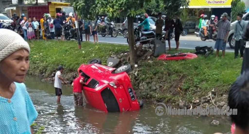 Diduga Mengantuk, Mobil Ayla Berpenumpang 3 Orang Nyemplung Kesungai
