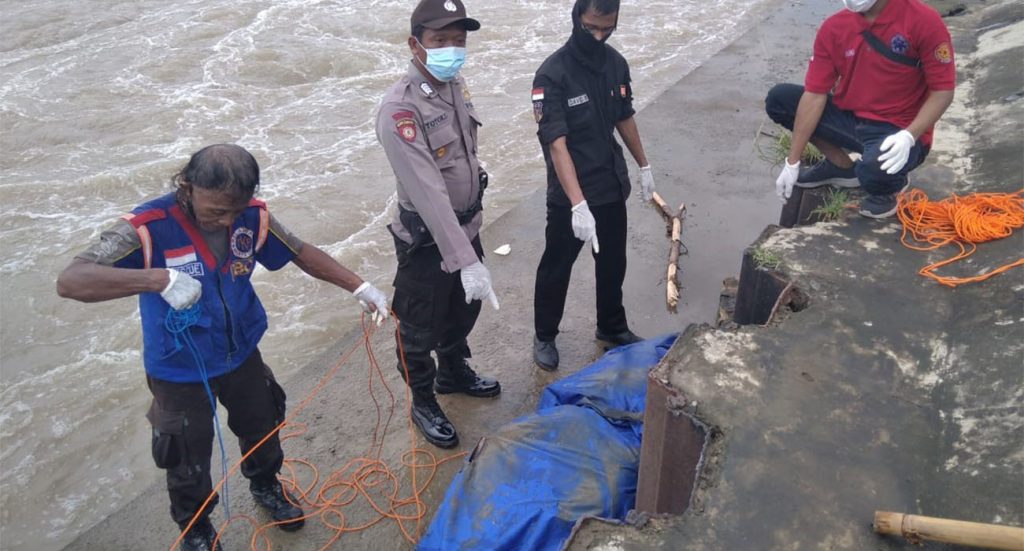 Mayat Mr X Ditemukan Mengapung Di Dam Karet Desa Jatimlerek